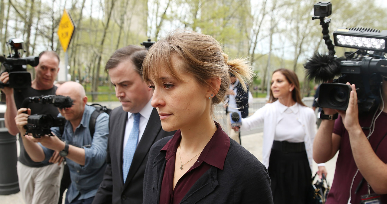 Allison Mack, aktorka znana przede wszystkim z roli Chloe Sullivan w serialu "Tajemnice Smallville", przyznała się przed sądem federalnym w Brooklynie do stręczycielstwa. Zarzucano jej między innymi rekrutowanie kobiet do uważanej za sektę organizacji NXIVM, a następnie zmuszanie ich do seksu ze stojącym na jej czele Keithem Ranierem.