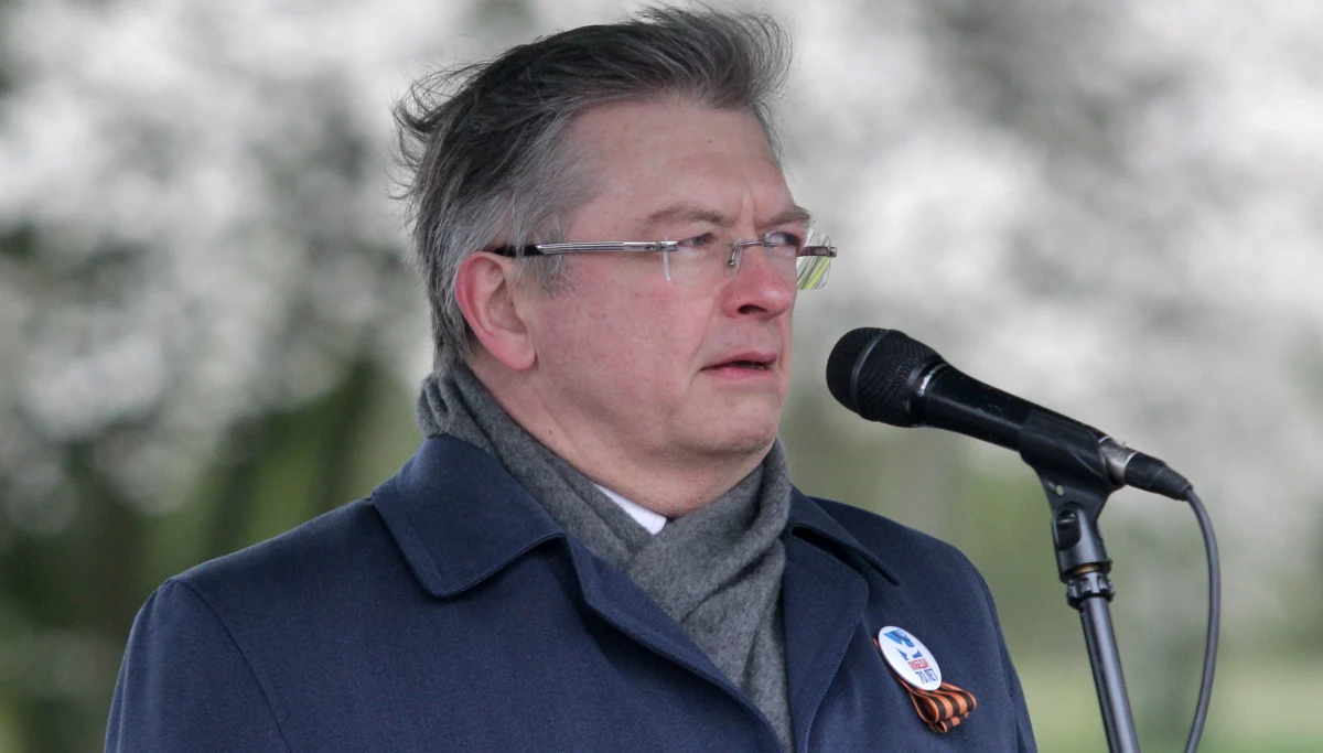 Ambasador Rosji w Polsce Siergiej Andriejew oświadczył, że uważa za bezpodstawne pretensje dotyczące zachowania władz Rosji po katastrofie smoleńskiej. Jako powód niezakończenia w Rosji śledztwa ws. katastrofy wymienił zapytania ze strony polskich śledczych. 