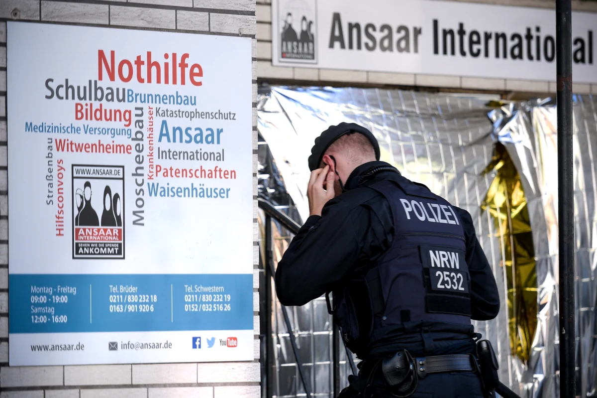 Kilkuset policjantów w dziewięciu krajach związkowych RFN przeszukuje od rana ok. 90 nieruchomości użytkowanych przez organizację charytatywną Ansaar International. Jest ona podejrzewana o wspieranie islamskiego terroryzmu, w tym palestyńskiego Hamasu.