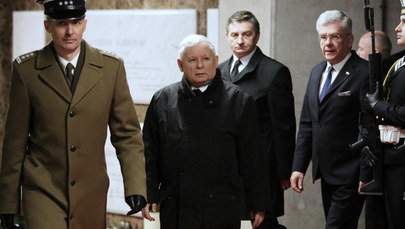 Kaczyński i Morawiecki złożyli wieńce na grobach ofiar katastrofy smoleńskiej