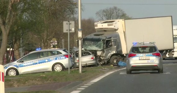 Do tragicznego w skutkach wypadku doszło na drodze krajowej nr 92 w miejscowości Błonie na Mazowszu. Zginęły dwie osoby, a dwie zostały ranne. Samochód osobowy zderzył się tam z ciężarówką.
Ofiary śmiertelne to kierowca i pasażer osobówki. Prowadzący samochód ciężarowy i pasażer trafili do szpitala, ich życiu nie zagraża niebezpieczeństwo. 