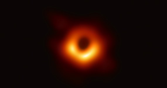 Astronomowie opublikowali dziś pierwszy obraz czarnej dziury, uzyskany w ramach obserwacji z pomocą Teleskopu Horyzontu Zdarzeń (Event Horizon Telescope - EHT), sieci ośmiu radioteleskopów rozmieszczonych dookoła świata. Obserwacje, które pozwoliły na otrzymanie tego obrazu przeprowadzono dwa lata temu. Ich wyniki opublikowano dziś w kilku artykułach na łamach czasopisma "The Astrophysical Journal Letters". Ze względu na fakt, że czarna dziura nie emituje żadnego światła, nie ma możliwości zobaczenia jej i sfotografowania bezpośrednio. Dlatego astronomowie pokazują jej cień.