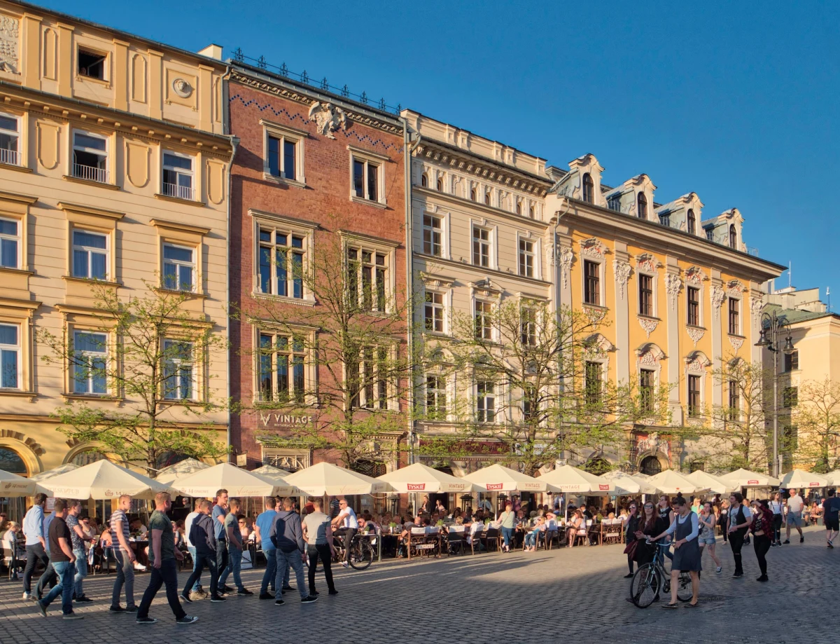 Ponad dwa tysiące złotych kary krakowski urząd miasta nałożył na dorożkarza, który woził po Rynku Głównym półnagich turystów - poinformował kierownik biura prasowego UMK Dariusz Nowak. Sprawę bada też policja.