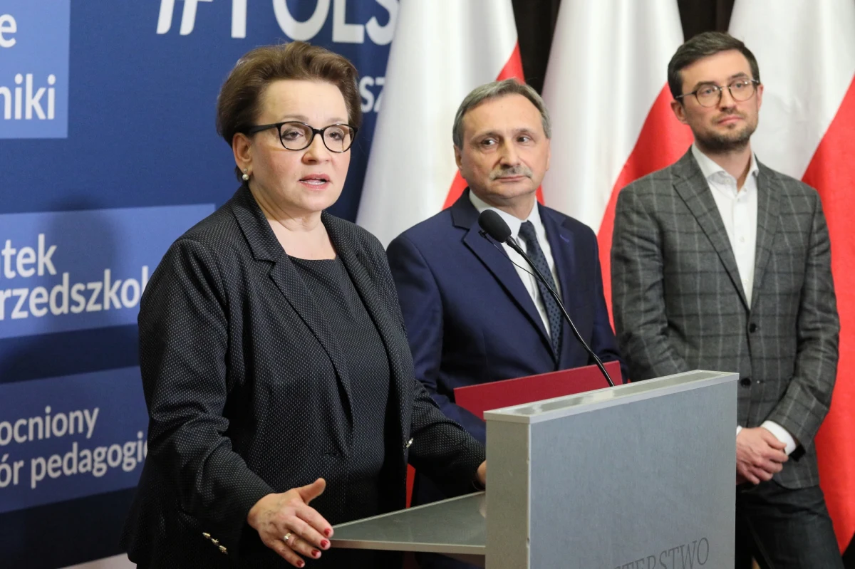"Żadnych zawirowań nie ma. Egzaminy przebiegają spokojnie, zgodnie z prawem i zgodnie z procedurami" - powiedziała w środę minister edukacji narodowej Anna Zalewska. "W związku z tym nie ma żadnych powodów do tego, żeby zmieniać coś w kalendarzu szkolnym" - dodała. Z kolei dyrektor CKE Marcin Smolik powiedział na konferencji, że egzamin z historii nie odbył się w trzech szkołach, wynikało to z niekompletnych zespołów nadzorujących. Dyrektorzy szkół bardzo szybko zareagowali i zgłosili tę kwestię do kuratorów oświaty - powiedział Smolik. Poinformował, że egzamin z języka polskiego "nie odbył się tylko w jednej szkole".