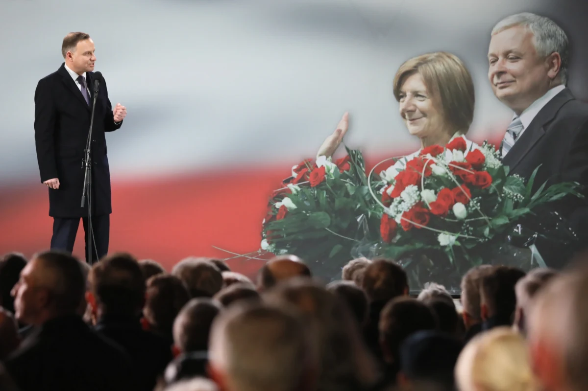Niech z tamtej tragedii, z tego bólu straszliwego płynie też moc, imperatyw dla nas do tego, aby doprowadzić do takiej Polski, o jakiej marzył nasz prezydent Lech Kaczyński - mówił w środę prezydent Andrzej Duda podczas wieczornych w 9. rocznicę katastrofy smoleńskiej.