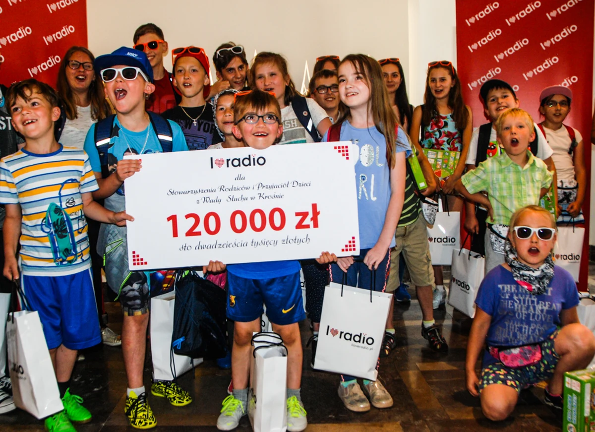 W kalendarzu 11 kwietnia, czyli polski Dzień Radia. Z tej okazji już po raz trzeci w ramach projektu "I Love Radio", skupiającego pięć największych grup radiowych w kraju - w tym Grupę RMF, wyemitowany zostanie specjalny Charytatywny Blok Reklamowy! W RMF FM będziemy również mieć dla Was radiowe upominki!