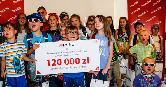 W kalendarzu 11 kwietnia, czyli polski Dzień Radia. Z tej okazji już po raz trzeci w ramach projektu "I Love Radio", skupiającego pięć największych grup radiowych w kraju - w tym Grupę RMF, wyemitowany zostanie specjalny Charytatywny Blok Reklamowy! W RMF FM będziemy również mieć dla Was radiowe upominki!