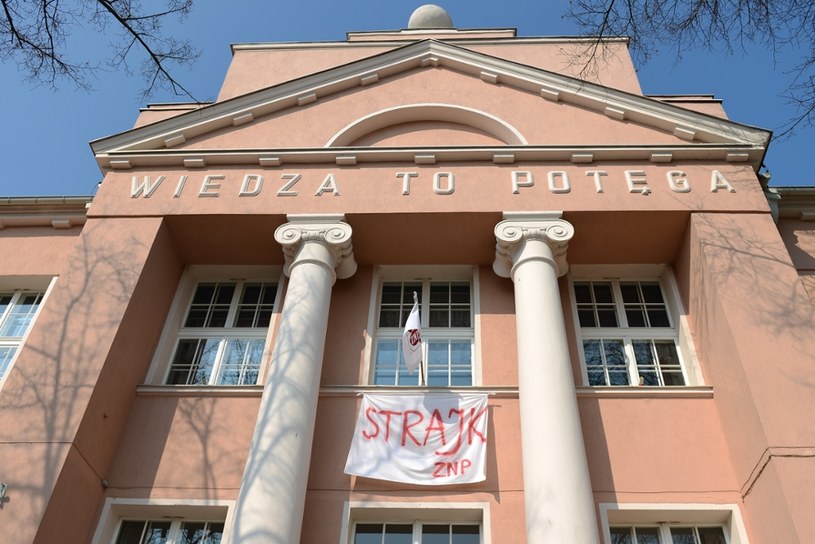 Nauczyciele VI LO w Kielcach przygotowali utwór "Belfer nie świnia" na melodię przeboju "Każdy facet to świnia" grupy Big Cyc. Nagranie związane ze strajkiem nauczycieli szybko rozchodzi się po sieci.