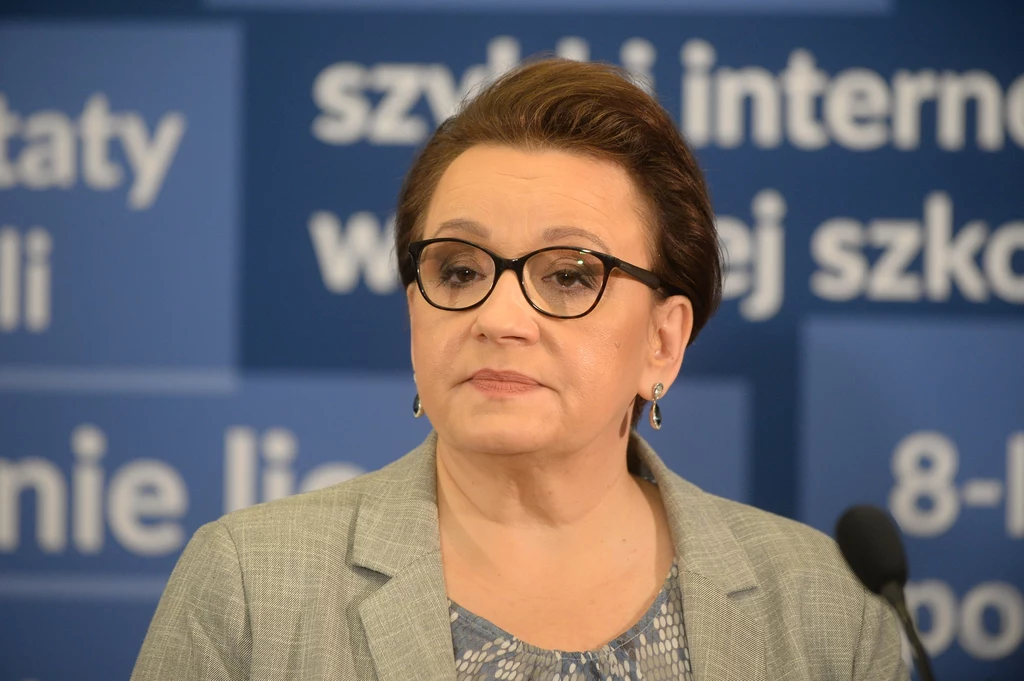 Minister edukacji narodowej Anna Zalewska podczas konferencji prasowej