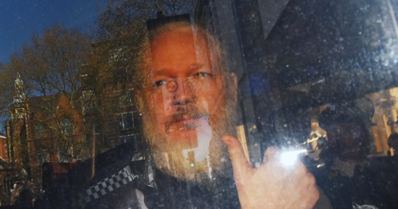 Amerykańska prokuratura postawiła Julianowi Assange'owi zarzut spiskowania z Chelsea Manning, byłą analityk w armii USA, w celu zdobycia dostępu do komputerów z tajnymi danymi rządowymi. Jednocześnie poinformowano, że założycielowi portalu WikiLeaks grozi kara maksymalnie pięciu lat więzienia.
