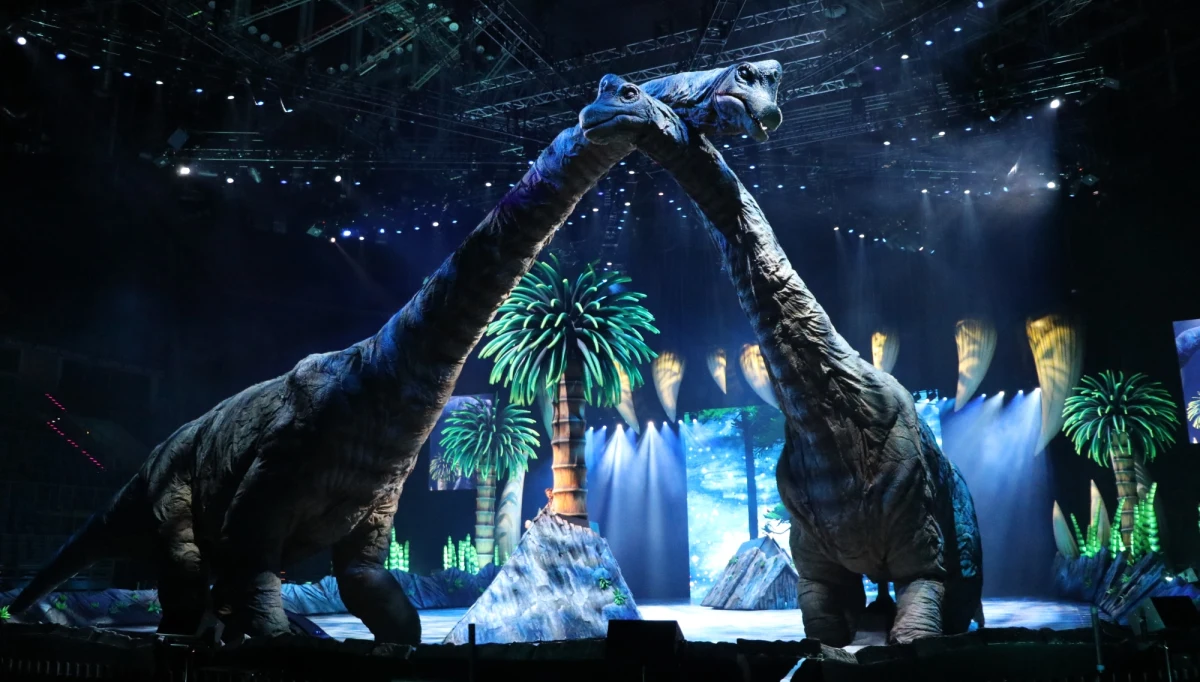 Znani na całym świecie projektanci, w ścisłej współpracy z naukowcami, stworzyli 18 modeli dinozaurów o naturalnych rozmiarach. W spektakularnym pokazie "Wędrówki z Dinozaurami" w krakowskiej Tauron Arenie będzie można zobaczyć m.in. stegozaura, welociraptora i tyranozaura.