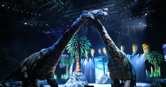 Znani na całym świecie projektanci, w ścisłej współpracy z naukowcami, stworzyli 18 modeli dinozaurów o naturalnych rozmiarach. W spektakularnym pokazie "Wędrówki z Dinozaurami" w krakowskiej Tauron Arenie będzie można zobaczyć m.in. stegozaura, welociraptora i tyranozaura.