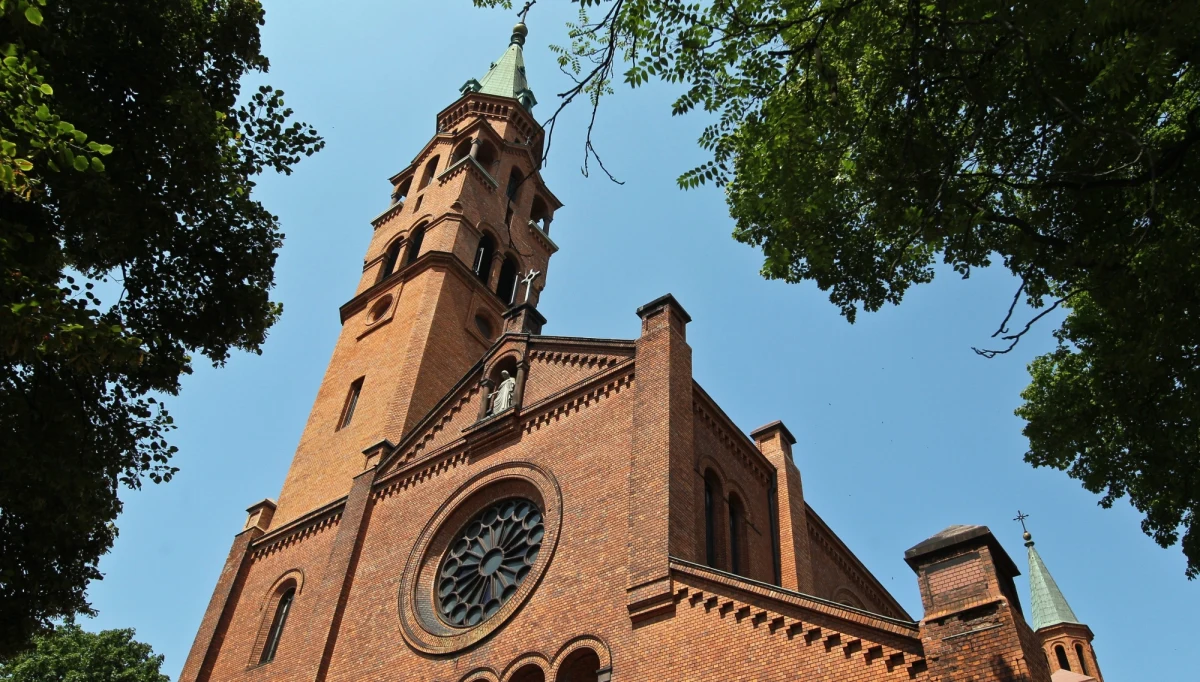 Zmarł mężczyzna, który został zaatakowany w czwartek wieczorem w kościele na stołecznym Muranowie. Ofiara to ojciec jednego z księży Archidiecezji Warszawskiej. Policja wyklucza powiązanie tej sprawy z zabójstwem, które miało miejsce tego samego dnia na Mokotowie.