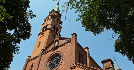 Zmarł mężczyzna, który został zaatakowany w czwartek wieczorem w kościele na stołecznym Muranowie. Ofiara to ojciec jednego z księży Archidiecezji Warszawskiej. Policja wyklucza powiązanie tej sprawy z zabójstwem, które miało miejsce tego samego dnia na Mokotowie.