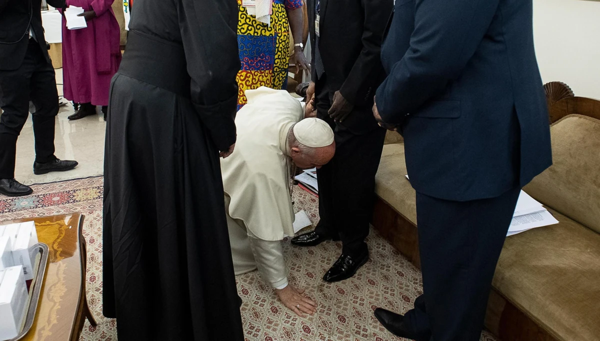 W bezprecedensowym geście papież Franciszek schylił się, ukląkł i pocałował stopy przywódców Sudanu Południowego w Watykanie, dokąd zaprosił ich na dwudniowe rekolekcje w intencji pokoju w tym kraju.