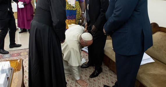 W bezprecedensowym geście papież Franciszek schylił się, ukląkł i pocałował stopy przywódców Sudanu Południowego w Watykanie, dokąd zaprosił ich na dwudniowe rekolekcje w intencji pokoju w tym kraju.