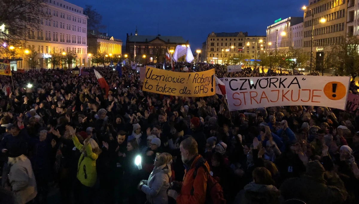 O solidarność ze strajkującymi nauczycielami apelowali w czwartek wieczorem organizatorzy wiecu poparcia zorganizowanego w centrum Poznania. Skandowano m.in. "wolne szkoły" i "edukacja", a na zakończenie odtańczono poloneza.