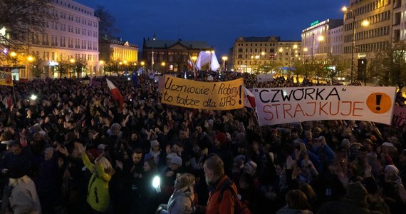 O solidarność ze strajkującymi nauczycielami apelowali w czwartek wieczorem organizatorzy wiecu poparcia zorganizowanego w centrum Poznania. Skandowano m.in. "wolne szkoły" i "edukacja", a na zakończenie odtańczono poloneza.