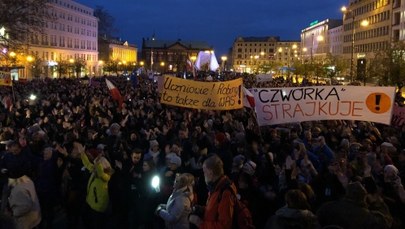 "Edukacja sprawą nas wszystkich". Wiec poparcia dla nauczycieli w Poznaniu