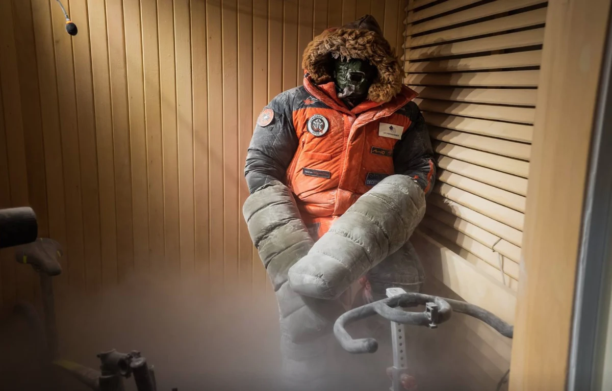 "Wszyscy myślą, że jak jest minus 100 stopni C., to powinno być zimno. Okazuje się, że jest inaczej. Przez pierwsze godziny miałem nadprodukcję ciepła" - mówi w rozmowie z Urszulą Gwiazdą dziennikarką RMF FM, Valerjan Romanovski, człowiek, który o skrajnie niskiej temperaturze wie niemal wszystko. Ma na swoim koncie m.in. jazdę na rowerze na Syberii w temperaturze minus 40 stopni C., i eksperymenty podczas których temperatura spadała do ponad minus 50 stopni C. 