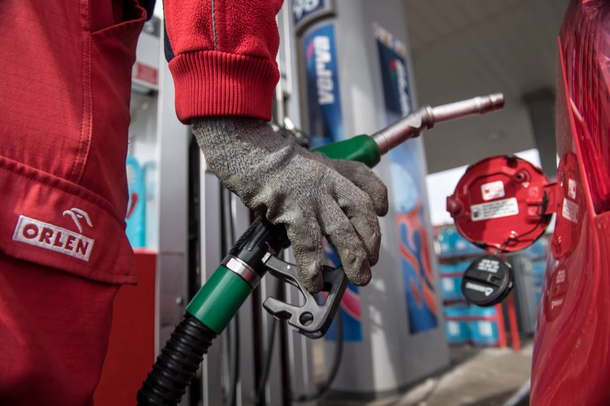 Polski Koncern Naftowy Orlen ogłosi dziś, że już tylko połowę sprowadzanej do Polski ropy naftowej kupuje w Rosji - ustalili dziennikarze RMF FM. Resztę koncern importuje z innych kierunków, na przykład z Arabii Saudyjskiej. To bardzo ważna informacja: pokazuje, że Polska zmniejsza swoją zależność od Moskwy.