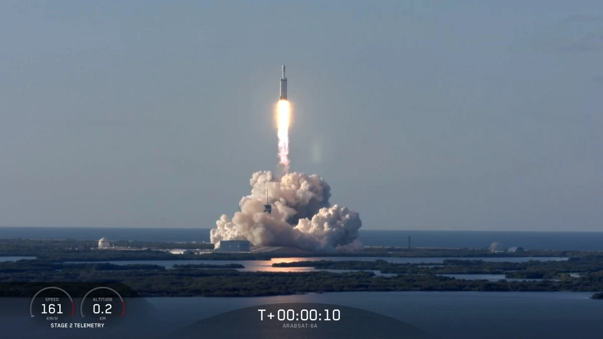 Elon Musk ma powody do radości. Rakieta SpaceX Falcon Heavy dokonał pierwszego udanego lotu komercyjnego. Kosmiczny pojazd wniósł na orbitę satelitę komunikacyjnego Arabii Saudyjskiej.