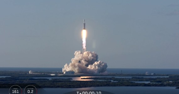 Elon Musk ma powody do radości. Rakieta SpaceX Falcon Heavy dokonał pierwszego udanego lotu komercyjnego. Kosmiczny pojazd wniósł na orbitę satelitę komunikacyjnego Arabii Saudyjskiej.