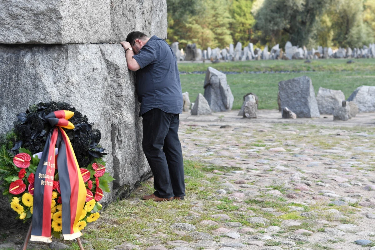 „Zanosi się na kolejny kryzys w relacjach z USA i Izraelem. Prokuratorzy IPN chcą w poniedziałek rozpocząć ekshumacje ofiar na terenie obozu koncentracyjnego w Treblince, w którym Niemcy mordowali Żydów” – pisze Onet. Według portalu Departament Stanu USA w korespondencji dyplomatycznej ostrzega Polskę przed podjęciem ekshumacji bez konsultacji ze środowiskami żydowskimi. Według tradycji żydowskiej zwłoki są nienaruszalne. 