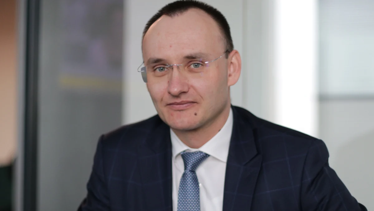 „Dzisiaj jest piątek, 12 kwietnia, do 16 kwietnia trzeba przeprowadzić rady kwalifikacyjne i wystawić oceny. Jeśli nie będzie podwyżek dzisiaj, to oznacza, że maturzyści nie będą mieli ocen? Które prawo jest ważniejsze? (...). Nie jestem po stronie ani związku, ani rządu - w tym momencie mnie to nie interesuje, dzieci mają być ochronione, dzieci mają mieć oceny. (...) Prawo dzieci nie może być bojkotowane przez inne prawo do strajku” - powiedział w Porannej rozmowie w RMF FM Rzecznik Praw Dziecka Mikołaj Pawlak.