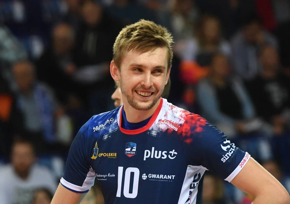 W sobotę ZAKSA Kędzierzyn-Koźle rozegra pierwszy mecz w półfinale siatkarskiej PlusLigi. Rywalem będzie rewelacja tego sezonu - Aluron Wirtu Warta Zawiercie. Celem dla zespołu z Opolszczyzny jest tytuł mistrzowski, najpierw jednak trzeba pokonać nieobliczalnego kopciuszka ligi. Dla Mateusza Bieńka, najbliższe spotkania będą wyjątkowe, bo po sezonie odchodzi z ZAKSY. O zagranicznym transferze, a także o końcówce sezonu w PlusLidze, ze środkowym reprezentacji Polski Mateuszem Bieńkiem rozmawiał Wojciech Marczyk z redakcji sportowej RMF FM. 