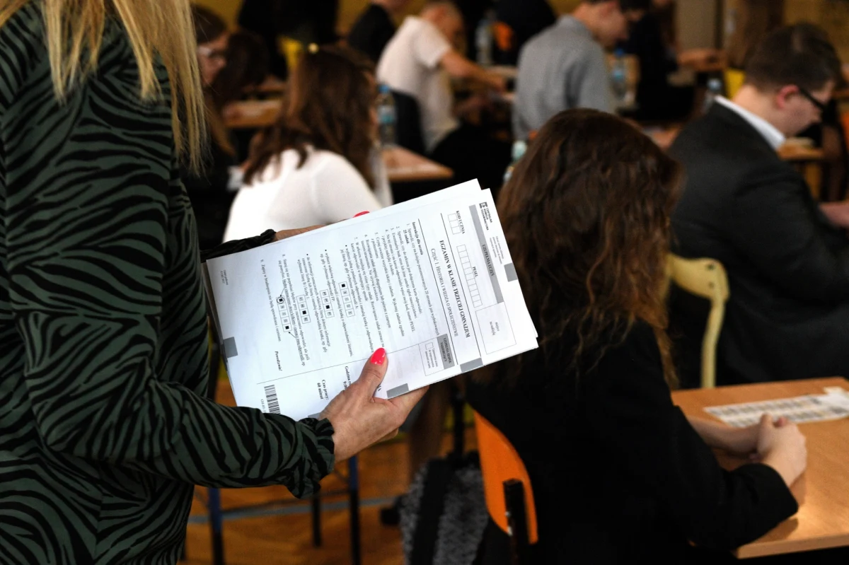 Egzamin z języka obcego gimnazjaliści mają już za sobą! Zdecydowana większość z nich zdecydowała się na angielski. Drugim najpopularniejszym językiem był w uczniowskich wyborach niemiecki: na RMF 24 publikujemy arkusz zadań z tego języka i propozycje odpowiedzi dla poziomu podstawowego, opracowane przez współpracujących z Interią nauczycieli!