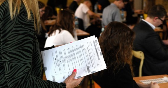 Egzamin z języka obcego gimnazjaliści mają już za sobą! Zdecydowana większość z nich zdecydowała się na angielski. Drugim najpopularniejszym językiem był w uczniowskich wyborach niemiecki: na RMF 24 publikujemy arkusz zadań z tego języka i propozycje odpowiedzi dla poziomu podstawowego, opracowane przez współpracujących z Interią nauczycieli!