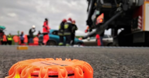 Po tragicznym wypadku wciąż zablokowana jest autostrada A2 między węzłami Słupca i Września w kierunku Świecka. W zderzeniu dwóch busów i ciężarówki zginęła jedna osoba, kolejna została ciężko ranna.