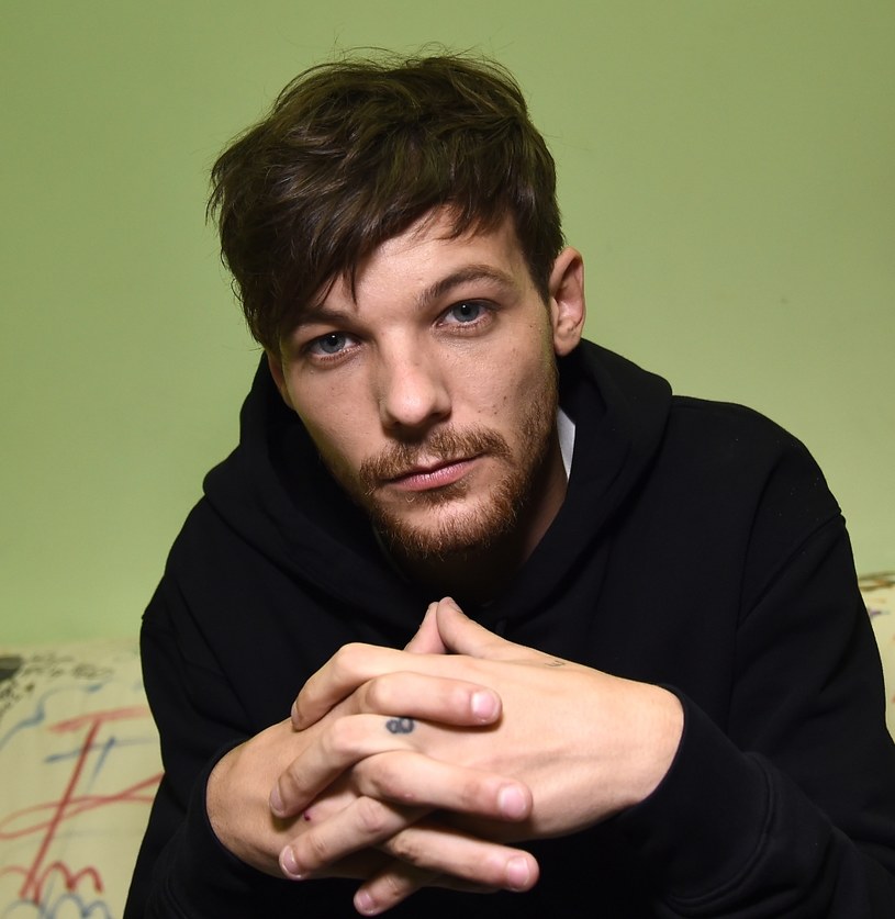 Louis Tomlinson na kilka dni przed śmiercią swojej siostry udzielił wywiadu, w którym otworzył się na temat swojej matki. Powiedział też, jak przechodził żałobę po jej stracie. Artysta, który powoli wychodził z załamania po utracie najbliższej osoby, pięć dni później musiał zmierzyć się z kolejnym dramatem. 