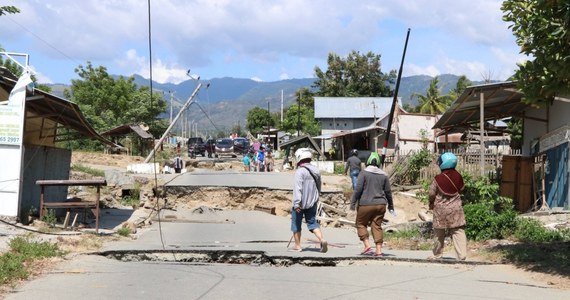 Trzęsienie ziemi o magnitudzie 6,8 nawiedziło w piątek indonezyjską wyspę Celebes - podały amerykańskie służby geologiczne USA (USGS). Epicentum znajdowało się ok. 280 km na południe od prowincji Gorontalo, na głębokości 43 km. Władze wydały ostrzeżenie przed tsunami.
