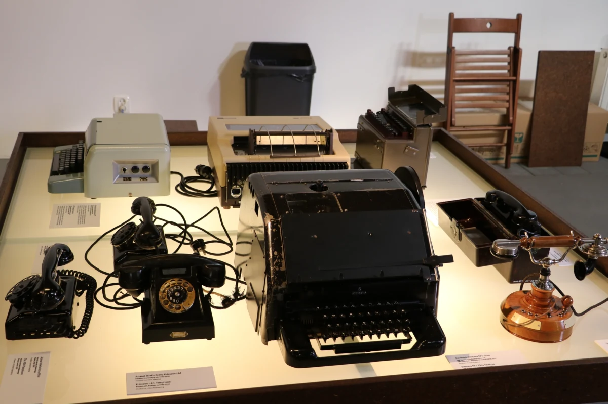 Czym są stacje numeryczne? Co wspólnego ma muzyka ze szpiegami? W jaki sposób urządzenia szyfrujące wpłynęły na bieg historii? Jak właściwie działa słynna Enigma? Odpowiedzi na te i inne pytania znajdziecie od 13 kwietnia w Muzeum Inżynierii Miejskiej w Krakowie na nowej wystawie "Uwaga! Nieprzyjaciel podsłuchuje", poświęconej urządzeniom wykorzystywanym do przesyłania tajnych informacji.