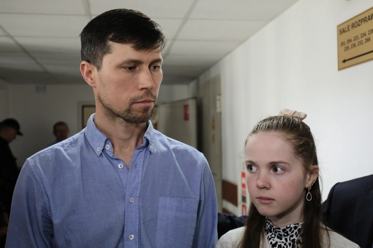 Sąd rejonowy w Oerebro wydał nakaz aresztowania Rosjanina Denisa Lisowa, który swoje trzy córki wywiózł ze Szwecji do Polski. Szwedzki prokurator uważa, że dzieci są pozbawione właściwej opieki, a mężczyzna może zacierać dowody.