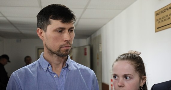 Sąd rejonowy w Oerebro wydał nakaz aresztowania Rosjanina Denisa Lisowa, który swoje trzy córki wywiózł ze Szwecji do Polski. Szwedzki prokurator uważa, że dzieci są pozbawione właściwej opieki, a mężczyzna może zacierać dowody.