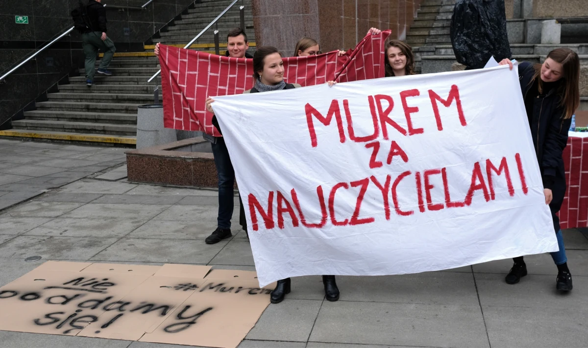 44 proc. Polaków popiera protest nauczycieli – wynika sondażu CBOS. 36 proc. respondentów jest przeciw. 