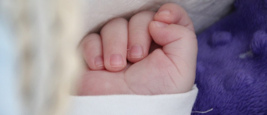 37-letnia kobieta usłyszała zarzut zabójstwa dziecka, którego ciało znaleziono w lesie pod Zgierzem. Grozi jej kara dożywotniego pozbawienia wolności – poinformował rzecznik Prokuratury Okręgowej w Łodzi Krzysztof Kopania. Sąd podjął też decyzję o tymczasowym aresztowaniu kobiety. 