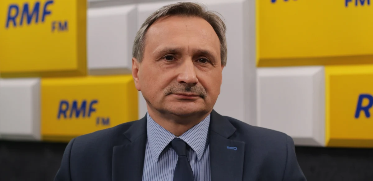 "Jedynym planem "b" jest plan Broniarza - zablokowania matur. On jest konsekwentnie realizowany" - stwierdził w Popołudniowej rozmowie w RMF FM wiceminister edukacji Maciej Kopeć pytany o ewentualne zablokowanie egzaminów maturalnych przez protestujących nauczycieli. "Odpowiedzialność za strajk i jego konsekwencje podejmują ci, którzy do niego przystąpili. Muszą być świadomi tego. Muszą też pamiętać, że są nauczycielami i to też ich do pewnych kwestii zobowiązuje" - podkreślił. 
