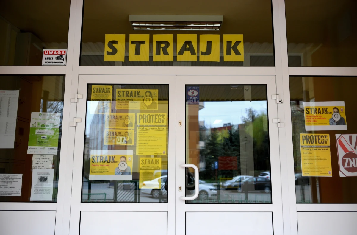 Prezydium Zarządu Krajowego WZZ „Solidarność - Oświata” podjęło decyzję o kontynuowaniu strajku w niezmienionej formie. Strajk trwa!!! - napisał w piątek na Facebooku Sławomir Wittkowicz, przewodniczący Wolnego Związku Zawodowego "Solidarność - Oświata".