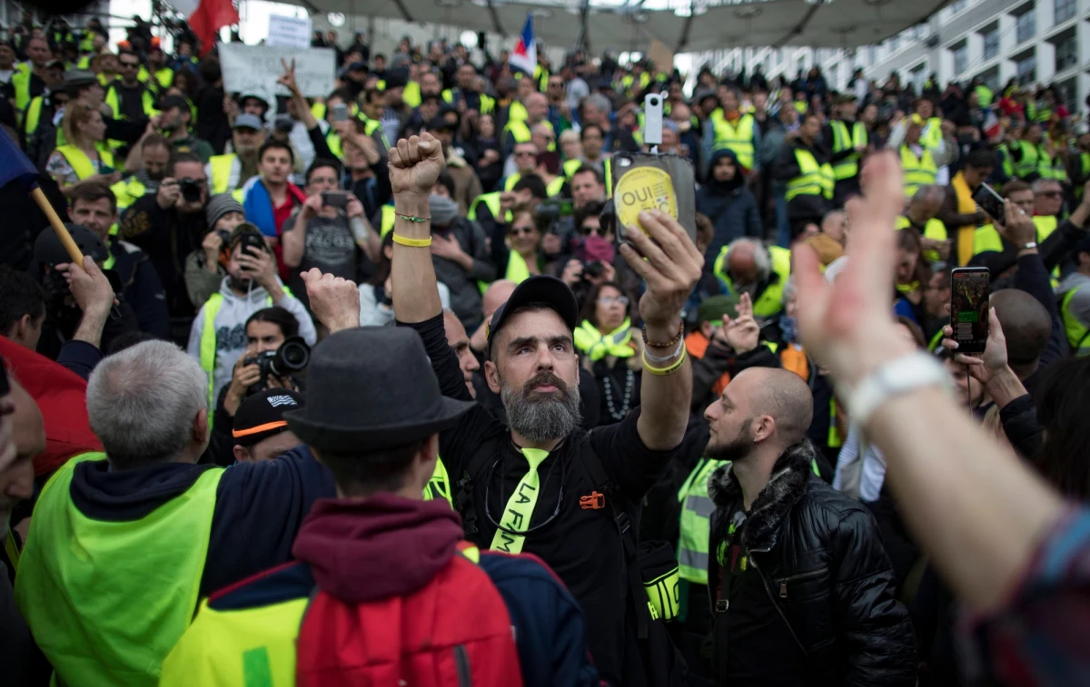 Ruch "żółtych kamizelek" organizuje nową falę demonstracji we Francji, by wymusić na prezydencie Macronie jak największe ustępstwa. Tak francuskie media komentują fakt, że szef państwa – w czasie dzisiejszych ulicznych protestów – będzie przygotowywał w Pałacu Elizejskim szczegóły reform, które ma ogłosić w najbliższych dniach.	
