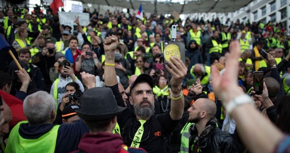 Ruch "żółtych kamizelek" organizuje nową falę demonstracji we Francji, by wymusić na prezydencie Macronie jak największe ustępstwa. Tak francuskie media komentują fakt, że szef państwa – w czasie dzisiejszych ulicznych protestów – będzie przygotowywał w Pałacu Elizejskim szczegóły reform, które ma ogłosić w najbliższych dniach.	