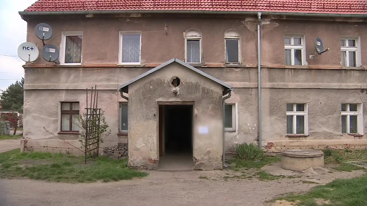 25-letnia kobieta zmarła w wyniku brutalnego pobicia przez swojego konkubenta. Do zdarzenia doszło w Dzierżoniowie w nocy z wtorku (09.04) na środę. Sprawca został zatrzymany i usłyszał zarzut pobicia ze skutkiem śmiertelnym. ​Wnioskowaliśmy również do sądu o areszt tymczasowy na okres trzech miesięcy, który sąd zastosował do naszego postępowania. Jeśli chodzi o okoliczności zdarzenia, miało tu miejsce wielokrotne pobicie pięściami naszej ofiary. Rozległość obrażeń spowodowała, że kobieta zmarła - powiedział Tomasz Fedorszczak z Prokuratury Rejonowej w Dzierżoniowie.