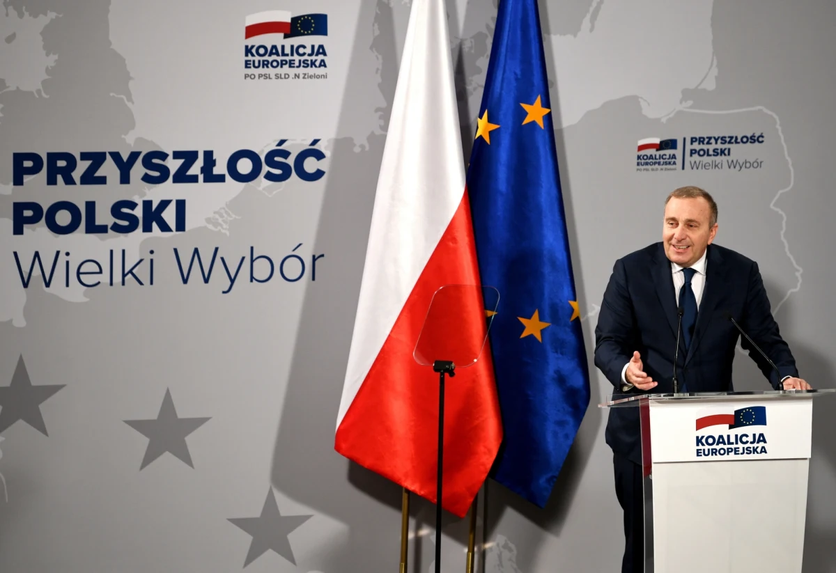 Lider Platformy Obywatelskiej Grzegorz Schetyna apeluje o "piątkę do Jarosława Kaczyńskiego", czyli zadaje pięć pytań, na które powinien odpowiedzieć prezes PiS. Szef PO pyta m.in. o dymisje szefów MEN i MON oraz o to, jak Antoni Macierewicz zostanie rozliczony ze śledztwa smoleńskiego.