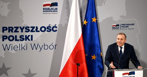 Lider Platformy Obywatelskiej Grzegorz Schetyna apeluje o "piątkę do Jarosława Kaczyńskiego", czyli zadaje pięć pytań, na które powinien odpowiedzieć prezes PiS. Szef PO pyta m.in. o dymisje szefów MEN i MON oraz o to, jak Antoni Macierewicz zostanie rozliczony ze śledztwa smoleńskiego.