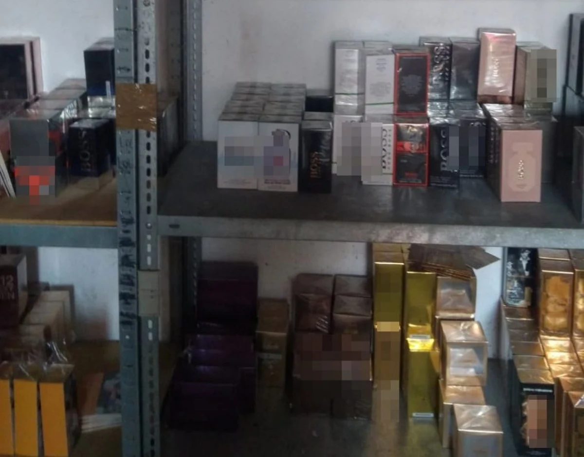 Na prawie cztery miliony złotych oszacowano wartość podrabianych towarów zabezpieczonych na terenie prywatnej posesji w miejscowości Suchy Las na Mazowszu. Policjanci przechwycili tam 13 tysięcy flakonów podrobionych perfum, ponad pół tysiąca par skarpet i ponad tysiąc koszul. Policjanci zatrzymali 54-letniego mężczyznę i 47-letnią kobietę. Oboje usłyszeli zarzuty. Grozi im do pięciu lat więzienia.