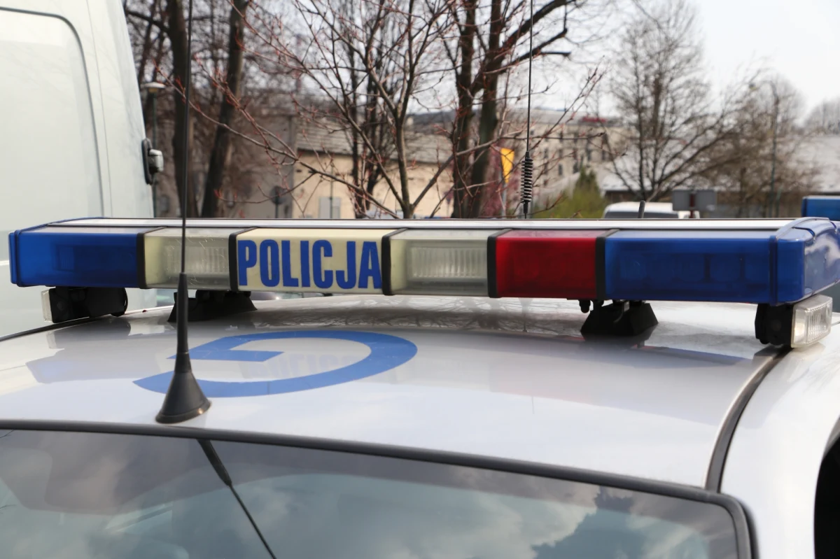 Do napadu i kradzieży pieniędzy doszło w nocy w wielkopolskim Grabowie nad Prosną. Dwóch zamaskowanych mężczyzn weszło na teren firmy specjalizującej się w konstrukcjach, obezwładniło portiera i ukradło ponad 15 tysięcy euro.