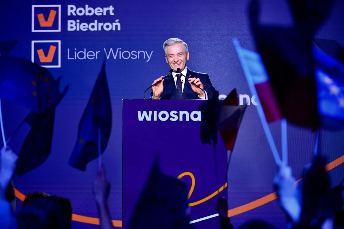 Politycy przez ostatnie 30 lat ciągle tylko reformują, aż całkowicie zdeformowali polską szkołę - ocenił Robert Biedroń podczas konwencji partii Wiosna podsumowującej ponad trzy lata rządów PiS. Podkreślił, że PiS jak i PO przez ostatnie dekady robiły wszystko, aby Polacy przestali im ufać.